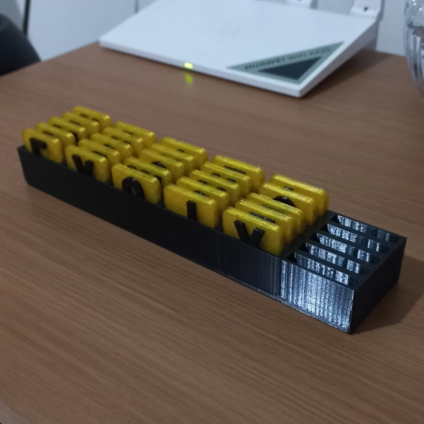 Galeria Alfabeto Móvel com Base e Caixa Organizadora – 26 Letras em Impressão 3D
