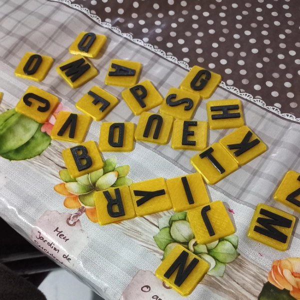 Galeria Alfabeto Móvel com Base e Caixa Organizadora – 26 Letras em Impressão 3D