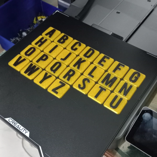 Galeria Alfabeto Móvel com Base e Caixa Organizadora – 26 Letras em Impressão 3D