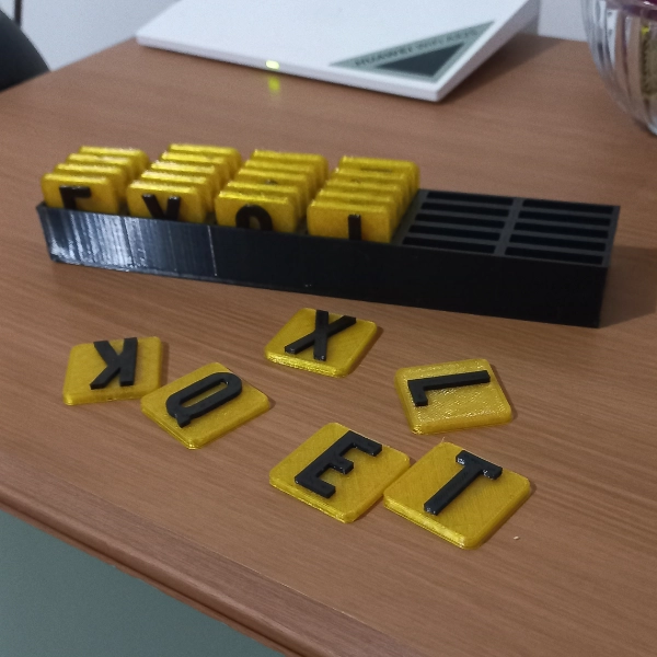 Galeria Alfabeto Móvel com Base e Caixa Organizadora – 26 Letras em Impressão 3D