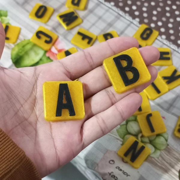 Galeria Alfabeto Móvel com Base e Caixa Organizadora – 26 Letras em Impressão 3D