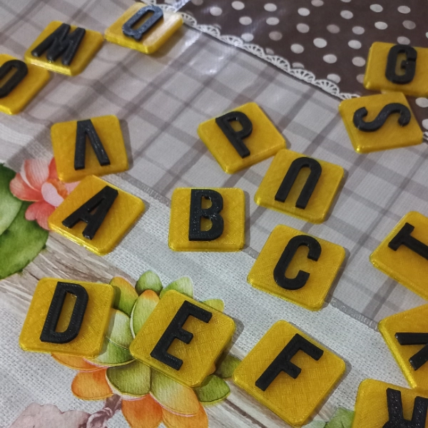 Galeria Alfabeto Móvel com Base e Caixa Organizadora – 26 Letras em Impressão 3D